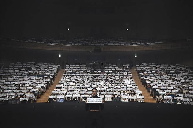 최호종이 24일 생애 첫 단독 공연 ‘NOWHERE’ 무대에서 관객들과 기념 사진을 찍으며 포부를 전하고 있다(사진=매니지먼트 낭만).