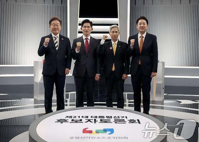 이재명 더불어민주당(왼쪽부터), 김문수 국민의힘, 권영국 민주노동당, 이준석 개혁신당 대통령 후보가 23일 서울 영등포구 KBS본관 스튜디오에서 중앙선거방송토론위원회 주관 제21대 대통령선거 2차 후보자 토론회 시작에 앞서 기념 촬영을 하고 있다. 2025.5.23/뉴스1 ⓒ News1 국회사진기자단