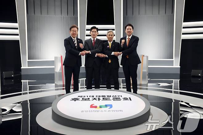 이재명 더불어민주당(왼쪽부터), 김문수 국민의힘, 권영국 민주노동당, 이준석 개혁신당 대통령 후보가 23일 서울 영등포구 KBS본관 스튜디오에서 중앙선거방송토론위원회 주관 제21대 대통령선거 2차 후보자 토론회 시작에 앞서 기념 촬영을 하고 있다. 2025.5.23/뉴스1 ⓒ News1 국회사진기자단