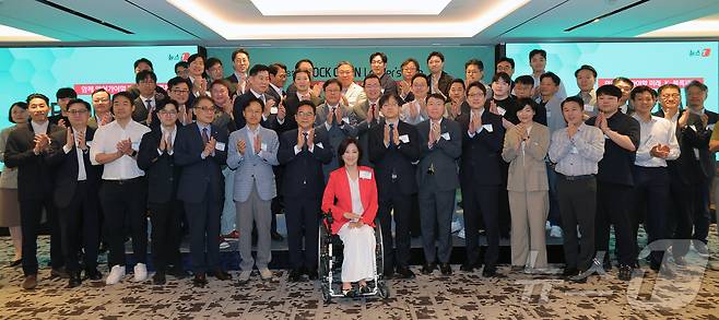 27일 오전 서울 중구 롯데호텔에서 열린 제8회 뉴스1 블록체인 리더스클럽에서 이영섭 뉴스1 대표이사와 민병덕 더불어민주당 의원, 최보윤 국민의힘 의원, 이종렬 한국은행 부총재보 등 참석자들이 기념 촬영을 하고 있다. 2025.5.27/뉴스1 ⓒ News1 박정호 기자