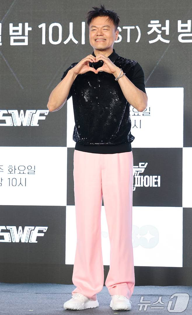 가수 겸 프로듀서 박진영이 27일 서울 강남구 논현동 SJ쿤스트할레에서 열린 Mnet '월드 오브 스트릿 우먼 파이터' 제작발표회에 참석해 포즈를 취하고 있다. 2025.5.27/뉴스1 ⓒ News1 권현진 기자