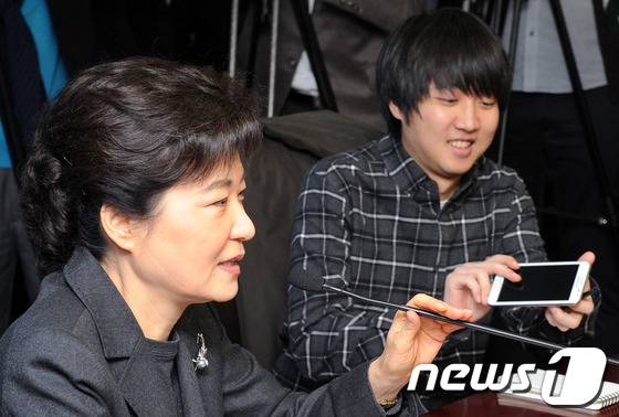 2012년 1월 2일 서울 여의도 한나라당사에서 열린 신년 첫 비상대책위원회 회의에서 박근혜 위원장이 모두발언하는 동안 이준석위원이 스마트 폰을 꺼내 들고 있다. ⓒ 뉴스1 DB