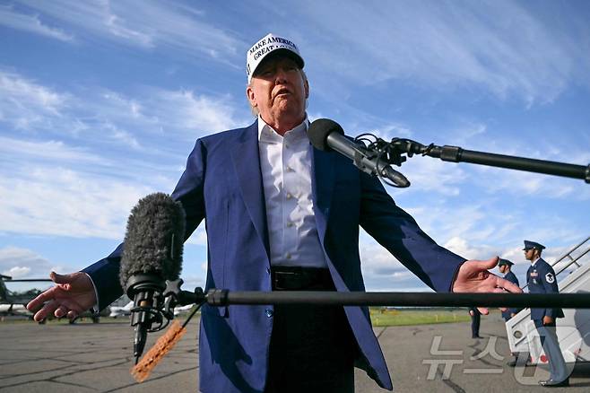 도널드 트럼프 미국 대통령이 25일(현지시간) 뉴저지에서 주말을 보낸 뒤 모리스타운 공항서 워싱턴 행 전용기를 타기 전에 취재진을 만나 “EU에 대해 내달 1일부터 부과하겠다고 경고한 50% 관세를 7월9일까지 유예할 것이다”고 말하고 있다. 2025.05.26 ⓒ AFP=뉴스1 ⓒ News1 우동명 기자