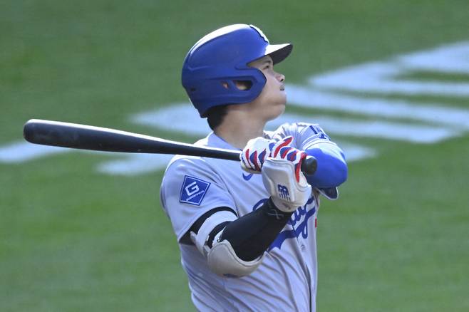 LA 다저스 오타니 쇼헤이가 27일(한국시각) 클리블랜드 가디언스와의 원정경기에서 1회초 우월 홈런을 터뜨리고 있다. Imagn Images연합뉴스