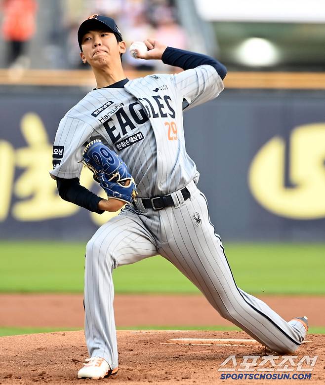 27일 잠실야구장에서 열린 한화와 LG의 경기, 한화 선발투수 황준서가 역투하고 있다. 잠실=허상욱 기자wook@sportschosun.com/2025.05.27/