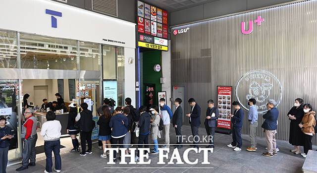 SK텔레콤(SKT) 유심(USIM) 대규모 해킹 사건으로 피해를 입은 시민 235명이 손해배상 청구 집단소송을 제기했다. /임영무 기자