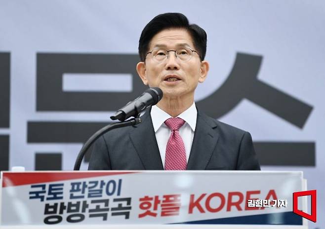 김문수 국민의힘 대선 후보가 27일 서울 여의도 중앙당사에서 열린 '국토 판갈이 : 방방곡곡 핫플 KOREA - 새롭게 대한민국' 공약발표를 마친 뒤 국민께 드리는 약속을 말하고 있다. 2025.5.27 김현민 기자