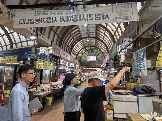 평택시 관계자들이 서정리시장에서 장마철 누수에 대비해 아케이드 시설물을 점검하고 있다. 평택시 제공