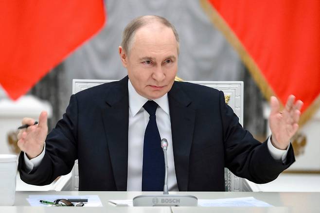 블라디미르 푸틴 러시아 대통령이 26일(현지 시각) 러시아 모스크바 크렘린궁에서 러시아 재계 인사들과 회동을 하고 있다/AP 연합뉴스