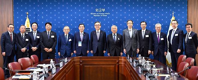 조태열 외교부 장관이 지난 26일 서울 종로구 외교부 청사에서 제57회 한일경제인회의 참석차 방한한 아소 유타카 일한경제협회 부회장 등 일한경제협회 대표단을 접견하며 기념촬영을 하고 있다. /외교부