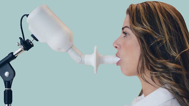 2021년 네덜란드 레이덴대 연구진은 의료 기기 업체인 브레소믹스의 전자코인 ‘스피로노즈(SpiroNose)’로 코로나 19 감염 여부를 확인했다./Breathomix