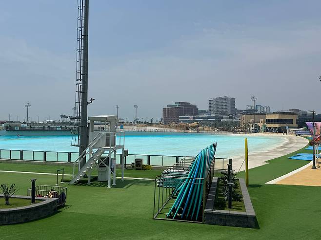 지난 26일 오후 1시 경기 시흥 정왕동에 자리한 인공서핑장 웨이브파크 전경. /사진=박지윤 기자