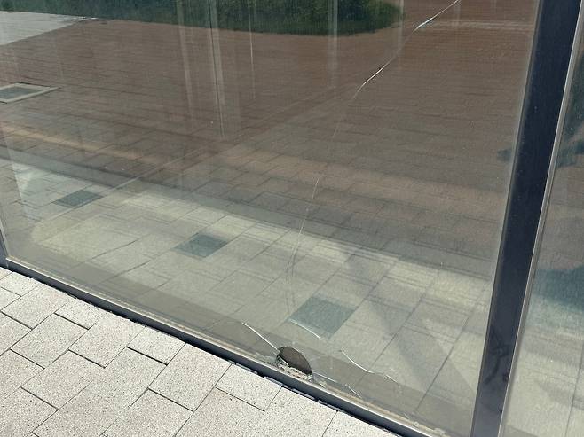 지난 26일 오후 3시 경기 시흥 정왕동 거북섬에 자리한 한 상가 건물의 1층 바깥 유리가 깨져 있다. /사진=박지윤 기자