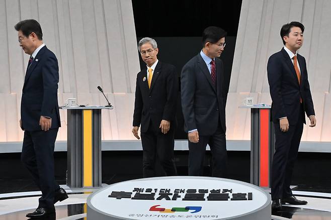 이재명 더불어민주당 대통령 후보(왼쪽부터), 권영국 민주노동당 대통령 후보, 김문수 국민의힘 대통령 후보, 이준석 개혁신당 대통령 후보가 27일 서울 마포구 상암동 MBC 스튜디오에서 진행된 정치 분야 TV토론회에 참석해 포즈를 취한 후 자리로 돌아가고 있다. /국회사진취재단
