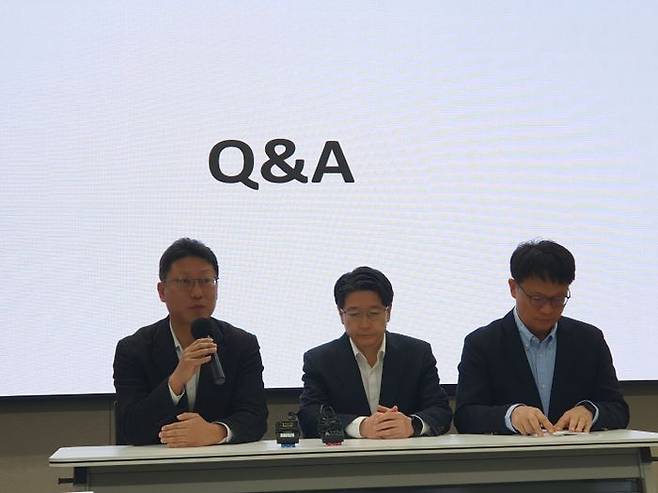 왼쪽부터 SKT 김희섭 PR센터장, 임봉호 MNO사업부장, 류정환 네트워크 인프라(Network Infra)센터장이 지난 12일 서울 삼화타워에서 열린 '브리핑'에서 기자들의 질문에 답하고 있다.ⓒ데일리안 조인영 기자