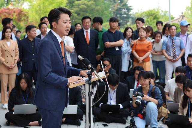 이준석 개혁신당 대선 후보가 27일 서울 여의도 국회에서 국민의힘 김문수 후보와의 단일화에 대한 거부 입장을 거듭 밝히고 있다. 연합뉴스.