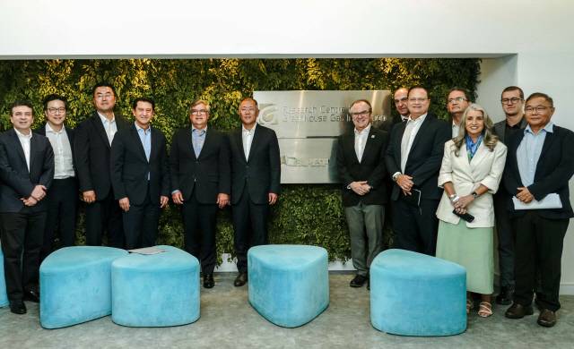 정의선(왼쪽 6번째) 현대차그룹 회장이 카를로스 길베르토 칼리로티 주니어(왼쪽 5번째) 상파울루대 총장, 줄리오 로마노 메넹니(오른쪽 7번?) 상파울루대 온실가스 혁신센터 센터장 등 관계자들을 만나 친환경 분야 인재육성 및 산학협력 방안에 대해서 의견을 나누고 기념촬영을 하고 있다. 현대차그룹 제공