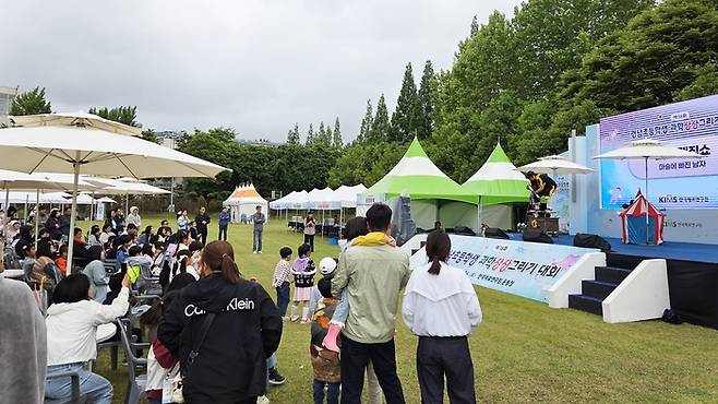 한국재료연구원이 24일 개최한 '제16회 경남초등학생 과학상상그리기 대회' 참가 가족들이 과학 공연을 관람했다.