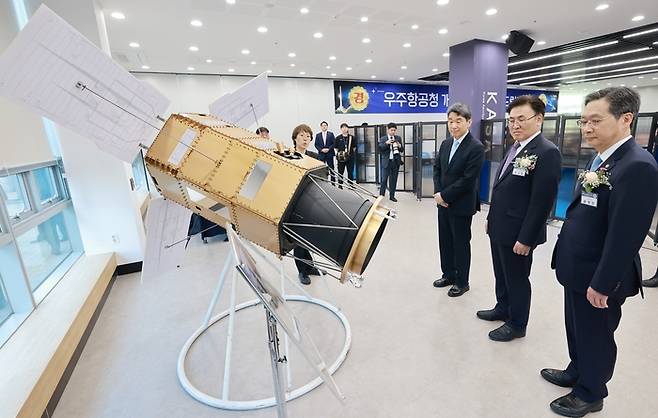 이주호 대통령 권한대행 부총리 겸 교육부 장관이27일 경남 사천 우주항공청에서 제1회 우주항공의 날 기념식 전시물 다목적실용위성 7호 모형을 유상임 과학기술정보통신부 장관, 윤영빈 우주항공청장과 살펴보고 있다. (우주청 제공)