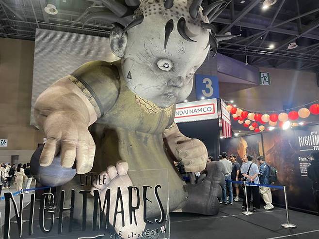 시선을 압도하는 거대한 조형물