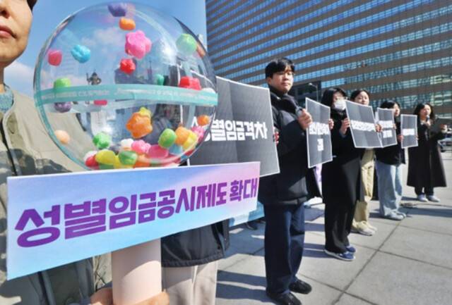 직장갑질119 젠더특위, 노동인권실현을위한노무사모임, 직장갑질119 온라인노조 젠더팀 관계자들이 지난 8월 서울 광화문 이순신 동상 앞에서 3·8 여성의 날 기념 기자회견을 하고 있다. 연합뉴스