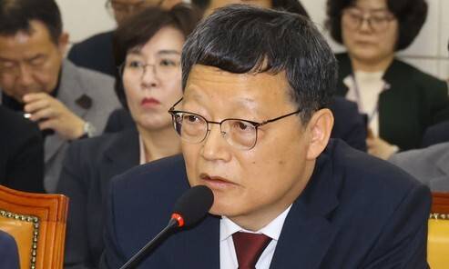 김유열 교육방송(EBS) 사장이 지난달 18일 오후 국회 과학기술정보방송통신위원회 전체회의에 출석해 발언하고 있다. 왼쪽은 이진숙 방송통신위원장. 윤운식 선임기자 yws@hani.co.kr