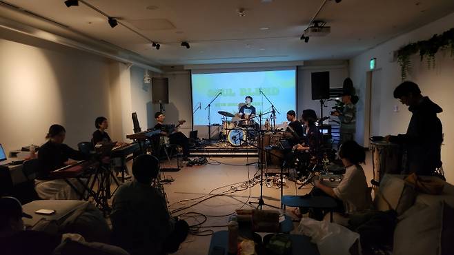 오픈창동(OPCD)과 지역 카페 ‘가배미혼’의 음악 제작 모습. 도봉구 제공