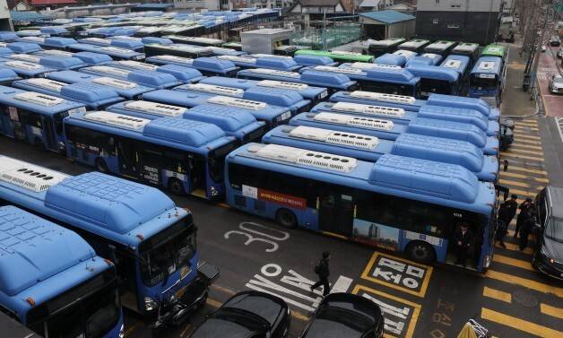 지난해 3월28일 서울 시내버스 노조가 파업에 돌입했을 당시 서울 강북구 한 버스회사에 버스가 주차돼 있다. 백소아 기자 thanks@hani.co.kr