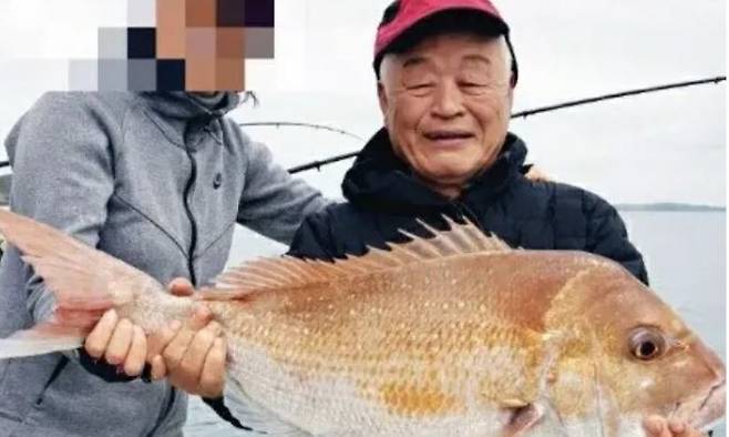 조세포탈죄 재판에 넘겨진 허재호 전 대주그룹 회장이 뉴질랜드 오클랜드에서 요트를 타고 낚시를 즐기고 있다. 교민 제공