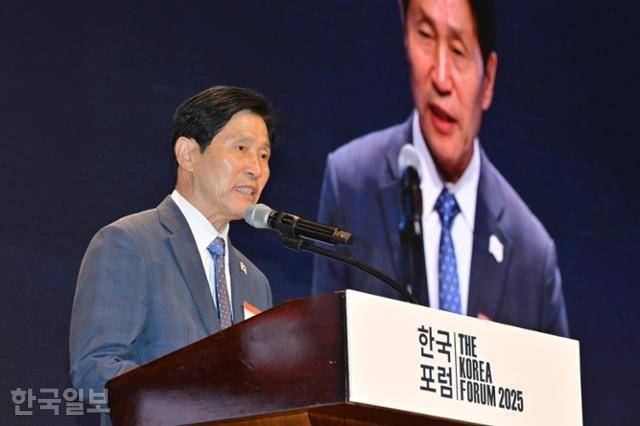 27일 서울 중구 웨스틴 조선 서울에서 열린 2025 한국포럼 '기로에 선 한국 핵심산업' 개회식에서 이학영 국회부의장이 축사하고 있다. 최주연 기자