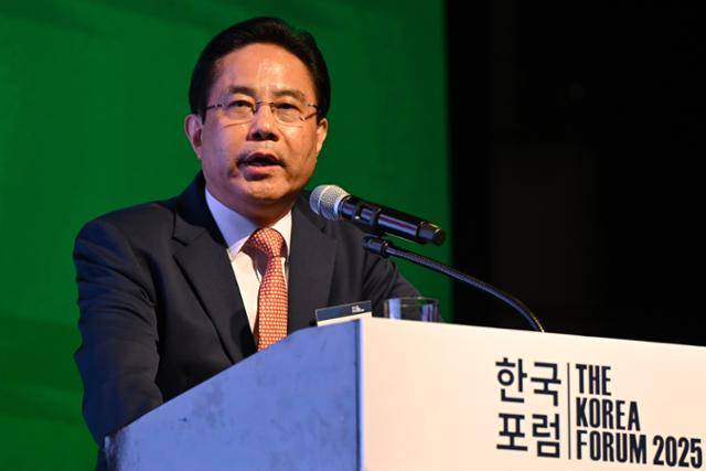 전병서 중국경제금융연구소장이 27일 서울 중구 웨스틴조선서울에서 열린 '2025 한국포럼'에서 '중국의 산업경쟁력, 얼마나 강해졌나'를 주제로 특별강연을 하고 있다. 박시몬 기자