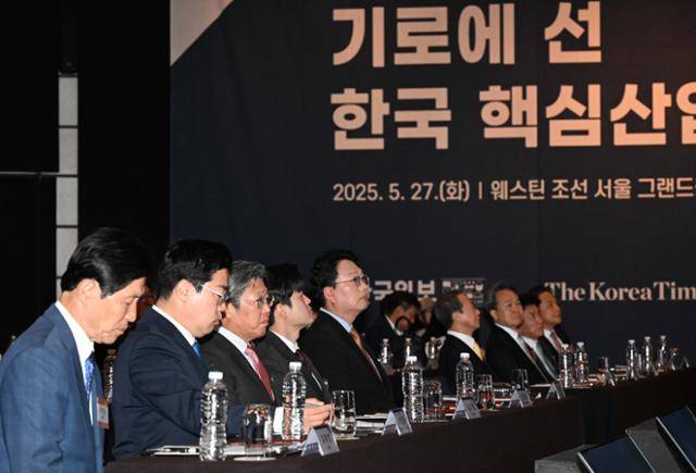 2025 한국포럼 '기로에 선 한국 핵심 산업'이 열린 27일 서울 중구 웨스틴 조선 서울 그랜드볼룸에서 이학영(왼쪽부터) 국회부의장, 박찬대 더불어민주당 당대표 권한대행 겸 원내대표, 승명호 한국일보 회장, 김용태 국민의힘 비상대책위원장 등 주요 내외빈이 참석해있다. 왕태석 선임기자