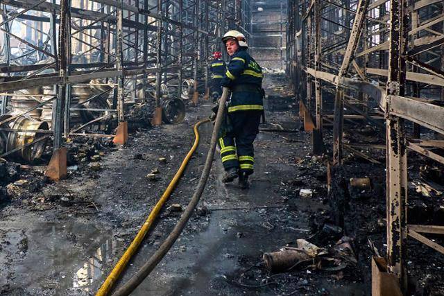 우크라이나 소방관이 26일 우크라이나 하르키우주 바시셰베에서 러시아의 공격을 받고 무너진 공장의 구조 작업을 벌이고 있다. 바시셰베=EPA 연합뉴스