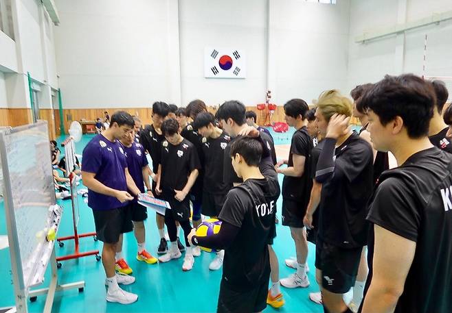 이사나예 감독(왼쪽) 설명을 듣는 남자배구 대표팀 선수들. 사진=연합뉴스