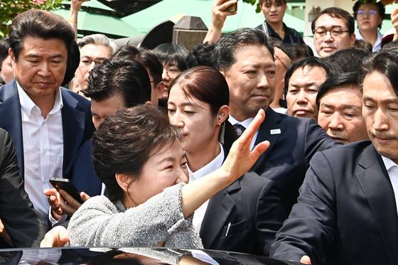 박근혜 전 대통령이 27일 오전 경북 구미에 있는 부친 고(故) 박정희 대통령의 생가를 방문해 지지자들과 인사를 하고 있다.뉴스1