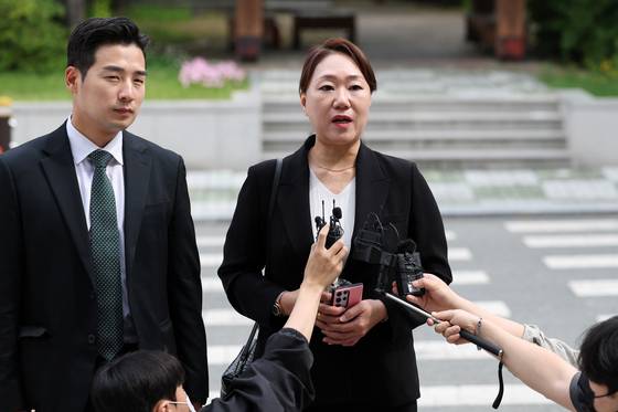 '명태균 여론조사 비용 대납 의혹'과 관련해 홍준표 전 대구시장에 대한 폭로를 이어오고 있는 강혜경 전 미래한국연구소 부소장이 지난 23일 오전 대구경찰청에 참고인 조사를 받기 위해 출석하고 있다. 뉴스1