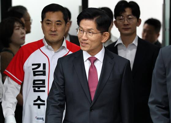 김문수 국민의힘 대선 후보가 27일 서울 여의도 중앙당사에서 '국토 판갈이 : 방방곡곡 핫플 KOREA - 새롭게 대한민국' 공약을 발표하기 위해 입장하고 있다. 임현동 기자