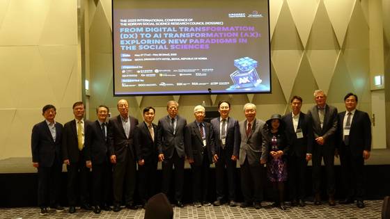 27일 서울 용산구 드래곤시티 호텔에서 열린 '2025 한국사회과학협의회 국제학술대회' 개막식에서 참석자들이 단체 사진을 찍고 있다. 이번 대회는 '디지털 전환(DX)에서 인공지능 전환(AX)으로: 사회과학의 새로운 패러다임 탐색'이라는 주제로 인공지능의 사회적 영향과 규범적 과제를 다룬다. 사진 한국사회과학협의회