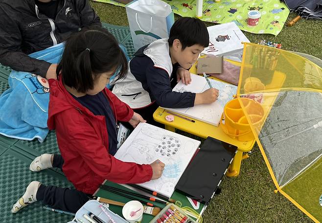 ‘제16회 경남초등학생 과학상상그리기 대회’에 참가한 학생들이 그림을 그리는 모습