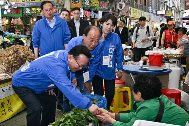 ▲ 김부겸 더불어민주당 총괄선거대책위원장이 27일 정선읍 정선5일장을 찾아 상인들에게 이재명 후보 지지를 호소했다.