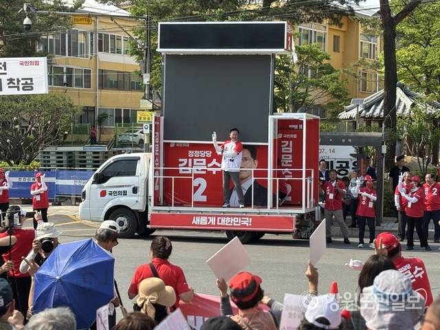 ▲ 국민의힘 나경원 공동선거대책위원장은 27일 홍천읍 꽃뫼공원을 찾은 가운데 유상범 총괄선대위원장이 차량유세를 통해 김문수 후보 지지를 호소했다. 유승현