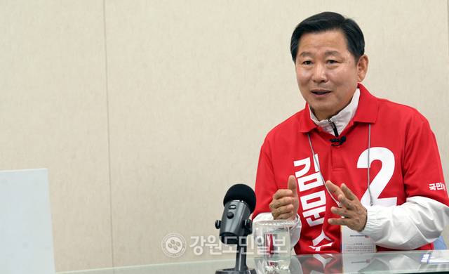 ▲ 이철규 국민의힘 강원도당위원장이 강원도민일보 스튜디오에서 6·3 대선 직격 인터뷰를 하고 있다. 김정호 기자