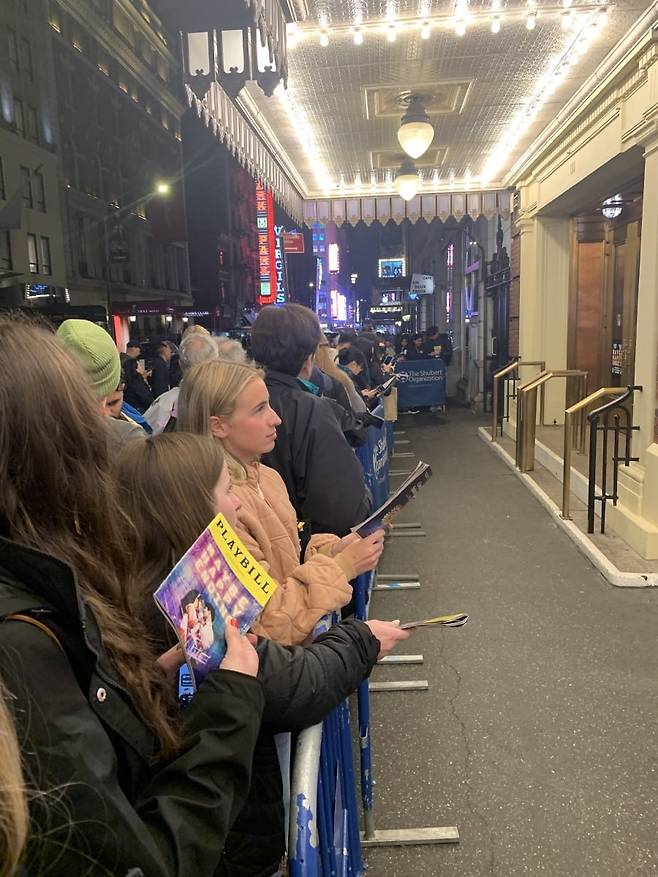 뮤지컬 '어쩌면 해피엔딩' 공연이 끝난 뒤에 배우들을 만나기 위해 극장 앞에서 기다리는 관객들. 뉴욕=박신영 특파원