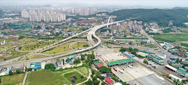 충남 천안시는 올해 지역균형발전 및 농촌 지역 정주 여건 개선 사업을 추진한다. 사진은 하늘에서 본 경부고속도로 천안IC. 천안시 제공