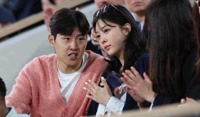 이강인과 박상효 씨가 5월 26일 테니스 메이저 대회인 프랑스 오픈을 관전하고 있다. 사진=게티이미지코리아