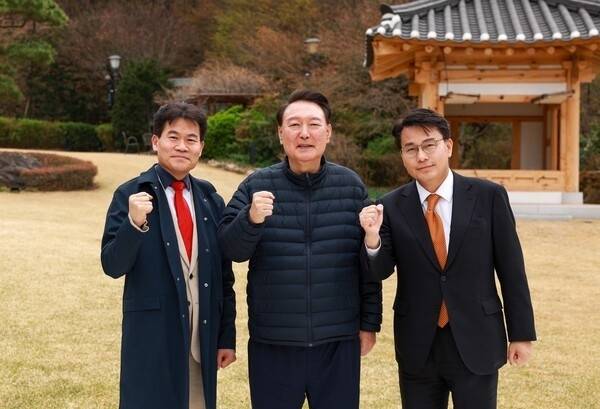 관저 퇴거 이틀 전인 지난 4월 9일, 윤석열 전 대통령이 한국사 강사 전한길 씨 와 윤상현 국민의힘 의원 등을 만나 기념사진을 찍고 있다. /전한길 뉴스
