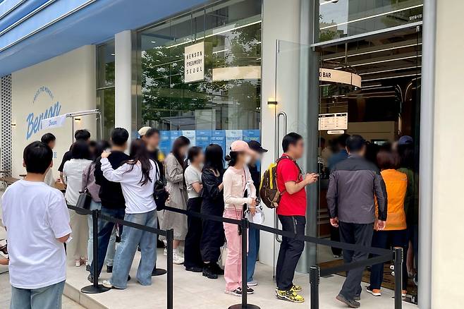 Customers line up at Benson Creamery Seoul in Apgujeong, southern Seoul, on its grand opening day, Friday. (Hanwha Galleria)