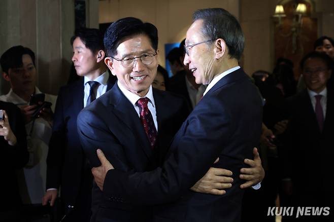 김문수 국민의힘 대선 후보가 27일 서울 영등포구 한 호텔에서 이명박 전 대통령을 맞이하고 있다.