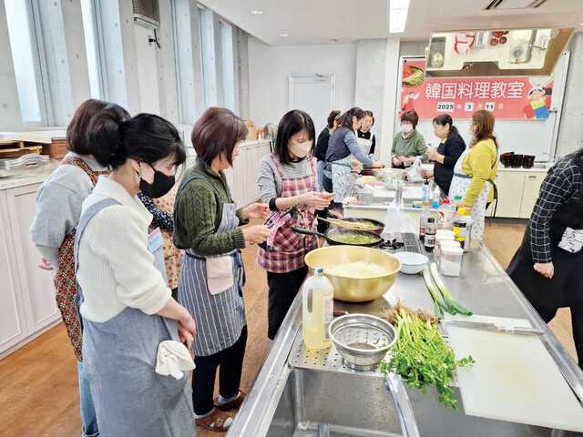 박영길 선교사가 이끄는 제자들교회 성도들이 최근 일본 사이타마현 가와구치의 교회에서 일본인을 대상으로 한국요리 교실을 진행하고 있다. 아래쪽 사진은 같은 시기 교회에서 어린이 한글학교 수업을 진행하는 모습. 제자들교회 제공