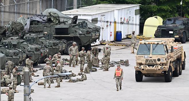 한·미 연합군이 ‘을지 자유의 방패'(UFS) 훈련에 돌입한 지난 2023년 8월 경기도 동두천시에 위치한 주한 미군기지에서 주한미군 장병들이 각종 기갑장비 및 전투장비를 점검하고 있다. 권현구 기자
